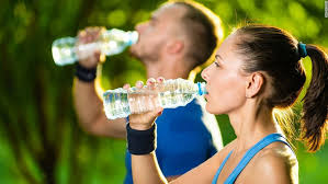 Luôn mang theo chai nước bên mình để đảm bảo cơ thể được cấp nước thường xuyên.