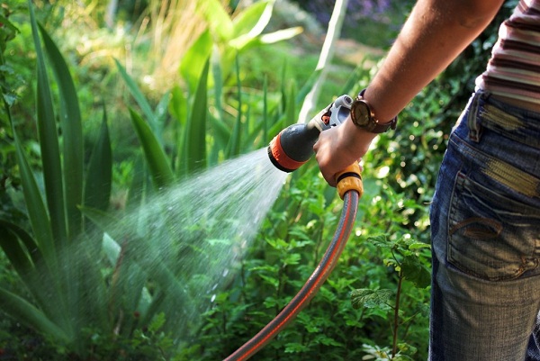 nước thải từ máy ro để tưới cây, làm vệ sinh nhà cửa hoặc trong các công việc khác không liên quan đến uống hoặc tiếp xúc trực tiếp với người dùng